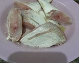 Foto langkah ke 1 dari resep Ikan Kurisi Kuah Acar Kuning.