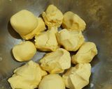 A picture of step 5 of Palm dumplings stuffed with sweetened coconut.