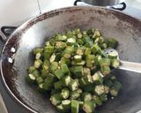 A picture of step 3 of Okra fry using panch phoran.