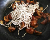 Foto del paso 6 de la receta: Champiñones Portobello con gulas a la cerveza