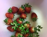 Hình bước làm 1 của món Sinh tố dâu chuối 🍌 🍓