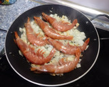 Foto del paso 3 de la receta: Fideuá de sepia y gambones (con salmorreta)