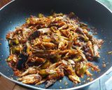Foto langkah ke 3 dari resep Tongkol Asap Suwir Masak Pete.