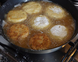 Foto del paso 3 de la receta: Tortitas de coliflor con cebollino, lima y queso Pecorino