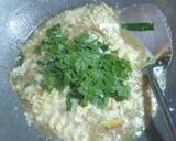 Foto langkah ke 4 dari resep Seblak Mie Sosis Kelor.