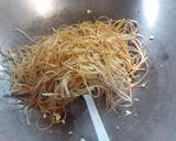 ผัดเส้นก๊วยเตี๋ยวแบบอีสานกับหมูทอดกระเทียม วิธีทำสูตร 7 รูป