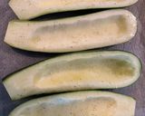 Une image de l'étape 2 de Courgettes farcies au quinoa, parmesan et pignons.