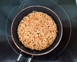 Hình bước làm 3 của món Burger mì gói gà sốt teriyaki
