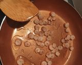 Foto del paso 1 de la receta: Gulas al ajillo con gambas y huevo 🍳