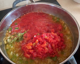Foto del paso 4 de la receta: Contramuslos de pollo con salsa de tomate casera