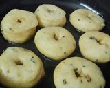 A picture of step 2 of Sambar Vada.