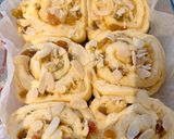 Foto langkah ke 4 dari resep Almond cream and raisin sweet bead.