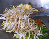 Foto langkah ke 3 dari resep Cah Toge Telur Pedas.