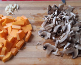 Foto del paso 2 de la receta: Puré de champiñones y calabaza con alubias y chorizo