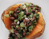 Foto del paso 4 de la receta: Camotes rellenos de frijol negro y tomatillo