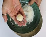 खोबऱ्याचे लाडू / Coconut ladoo / ओल्या नारळाचे लाडू - मराठी रेसिपी रेसिपी स्टेप 8 फोटो
