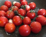 Foto del passaggio 1 della ricetta Antipasto in bicchiere : crumble di taralli stracciatella di bufala e pachino al timo