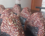 Foto del paso 5 de la receta: Onigiri de quinoa roja rellenos de verduras 🥑🫑