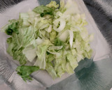 Foto del paso 1 de la receta: Ensalada de lechugas variadas con tomate, guindilla y anacardos