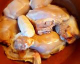 Foto del paso 2 de la receta: Pollo con cebollitas y hongos
