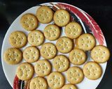 મોનેકો બિસ્કીટ પીઝા (Monaco Biscuit Pizza Recipe In Gujarati) રેસીપી સ્ટેપ1ફોટો