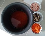 Hình bước làm 2 của món Cơm thập cẩm nấu bằng nồi cơm điện