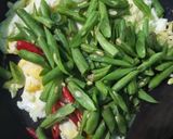 Foto langkah ke 2 dari resep Tumis buncis telur orak arik.