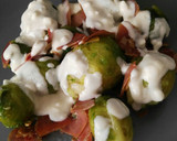 Foto del paso 9 de la receta: Coles de Bruselas al ajillo con jamón y salsa de queso