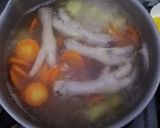 Foto langkah ke 2 dari resep Sup Ceker Kembang Waru Praktis.