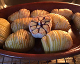 Foto del paso 2 de la receta: Patatas hasselback asadas con ajos confitados y mantequilla