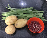 Foto del paso 1 de la receta: Patatas con vainas y jamón serrano