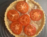Une image de l'étape 6 de Quiche à la tomate, aux échalotes et au jambon.