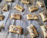 Foto del paso 1 de la receta: Saladitos de crema de morcilla y de queso con piña y almendras