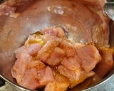 Foto del paso 2 de la receta: Pollo adobado en salsa de cebolla y mostaza