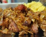 Pas rețetă Varză călită la cuptor în vin alb demidulce cu carne de porc și șuncă afumată 10 fotografie