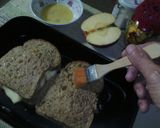 Foto del paso 4 de la receta: Tostadas crujientes de queso y manzana 🧀🍎└⁠|⁠∵⁠|⁠┐⁠♪