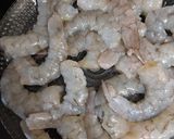Foto del paso 3 de la receta: Salmón al horno con langostinos y limón
