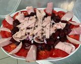 Une image de l'étape 11 de Salade composée tomates, betteraves rouges, jambon blanc,bacon et oignon rouge.