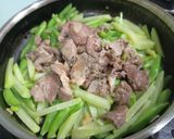 Hình bước làm 3 của món Thịt bò xào su su, ngò rí