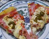 Foto del paso 8 de la receta: Pizza con tomate picado, jamón, queso y olivas