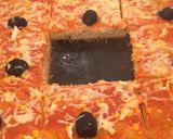 صورة لخطوة 9 من وصفة بيتزا 🍕 بالسميد الرقيق