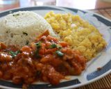 Foto del paso 7 de la receta: Pollo entomatado con puré de plátano y arroz con cilantro y limón