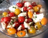 Une image de l'étape 1 de Salades de tomates cerises, mozzarella et thon à l’huile de tournesol.