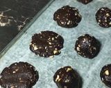Foto langkah ke 6 dari resep Double Choco Nut Cookies.