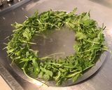 Une image de l'étape 1 de Salade de roquette au jambon blanc et légumes du jardin.