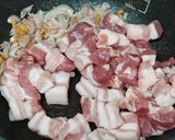 รูปขั้นตอนการทำที่ 4 ของ หมูผัดกะปิ