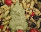 Foto del paso 6 de la receta: Ensalada de Fusilli con Pesto Suave, Cherry, Mozzarella, Aceitunas Negras con Piñones y Pistachos