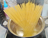 Foto del paso 3 de la receta: Espaguetis con chipirones en su aceite