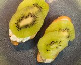 Foto del paso 3 de la receta: Tostas de Kiwi y queso cottage
