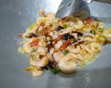 Foto langkah ke 2 dari resep Tumis Udang Saus tiram Pedas Mix Toge.